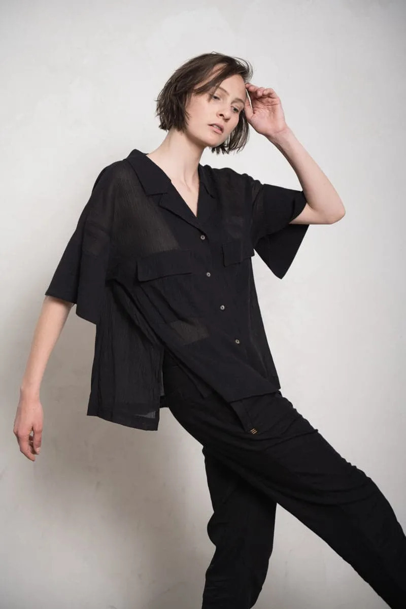 Forme d'Expression | DS044 Boxy Camp-Collared Shirt | Elegante, weite Damenbluse aus Baumwolle in schwarz