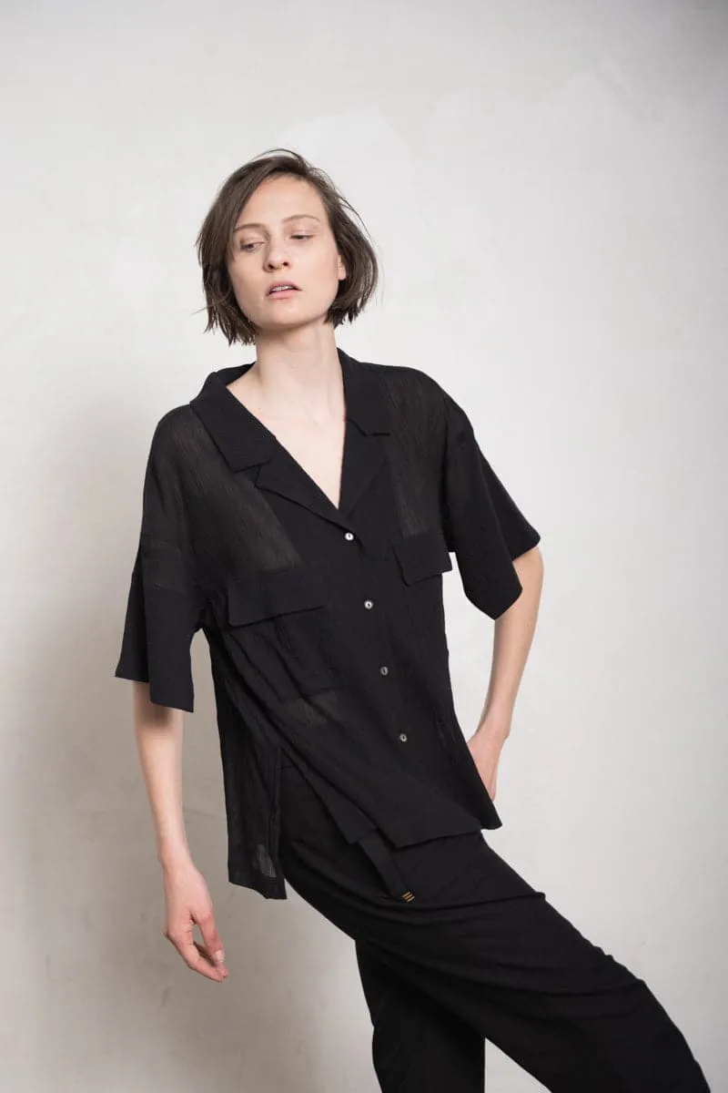 Forme d'Expression | DS044 Boxy Camp-Collared Shirt | Elegante, weite Damenbluse aus Baumwolle in schwarz