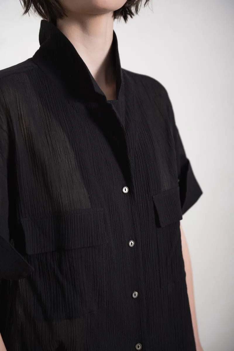 Forme d'Expression | DS044 Boxy Camp-Collared Shirt | Elegante, weite Damenbluse aus Baumwolle in schwarz