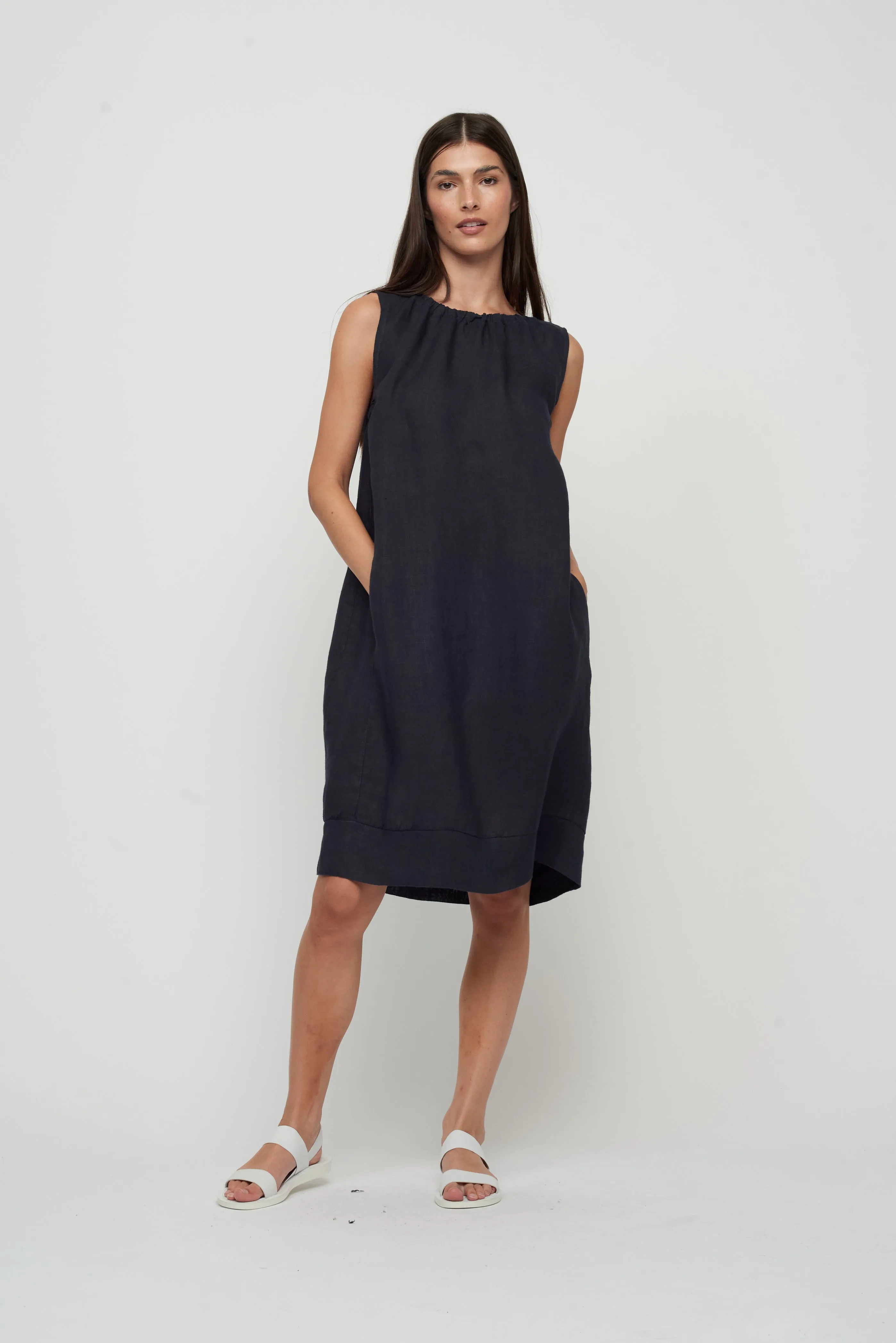 SLEEVELESS LINEN GATHERED DRESS (NAVY) - PISTACHE